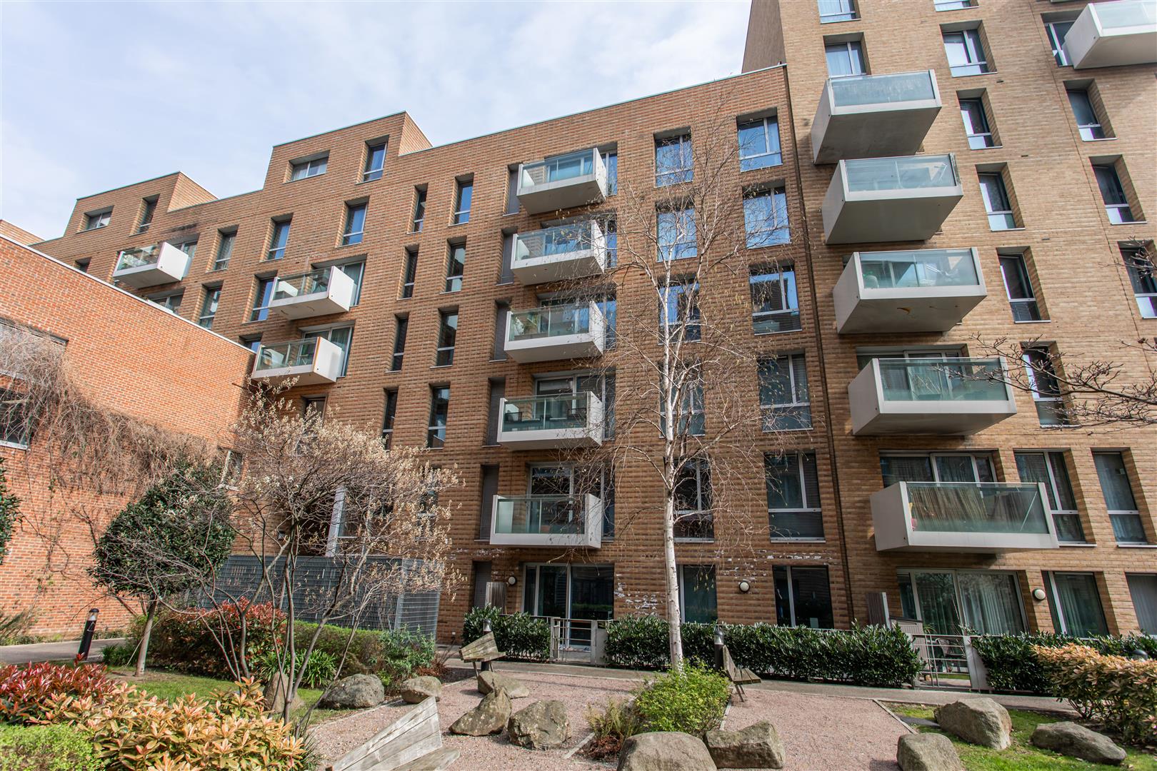 2 bed property in Nelson Walk, Mile End